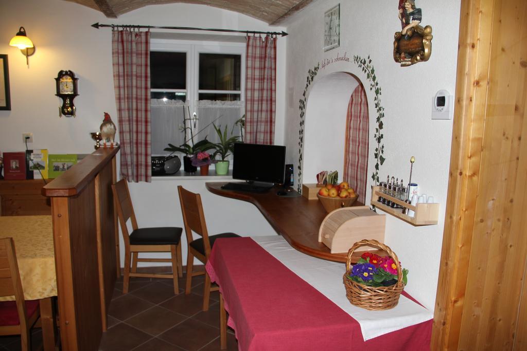 Haus Resi Διαμέρισμα Staatz Εξωτερικό φωτογραφία