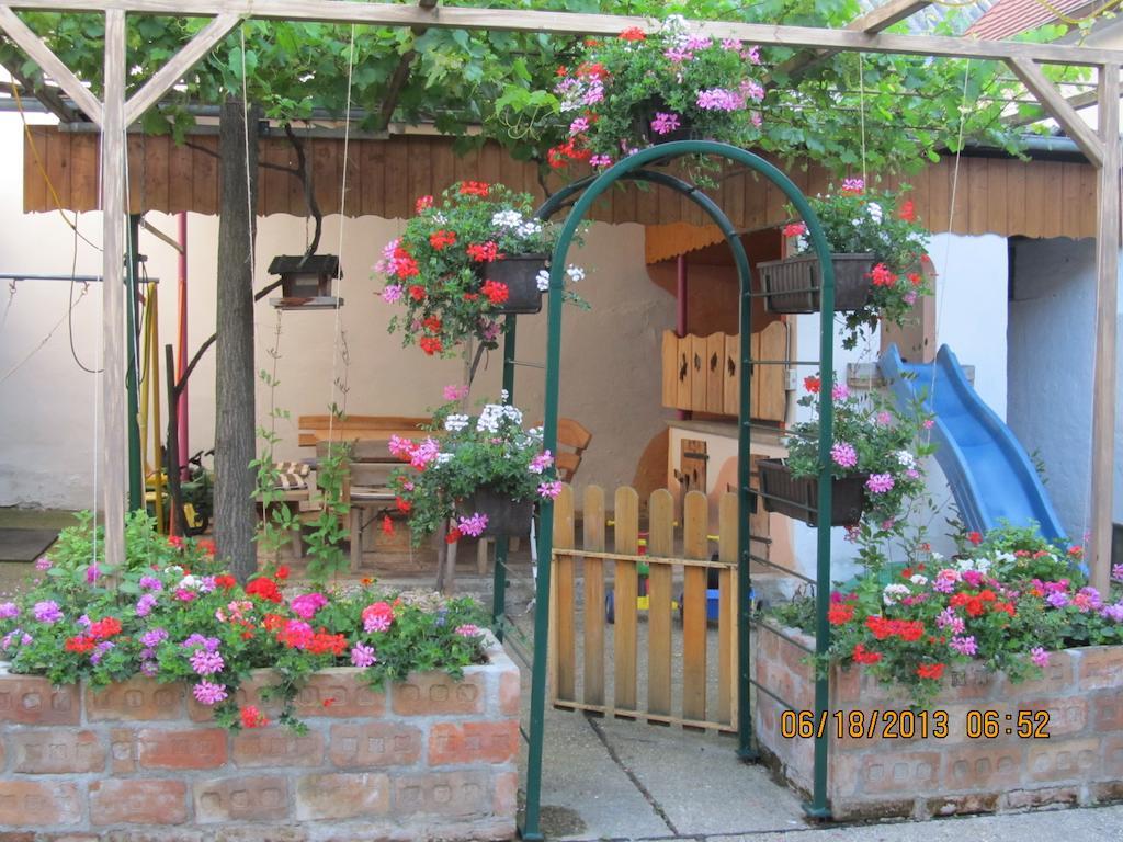 Haus Resi Διαμέρισμα Staatz Εξωτερικό φωτογραφία