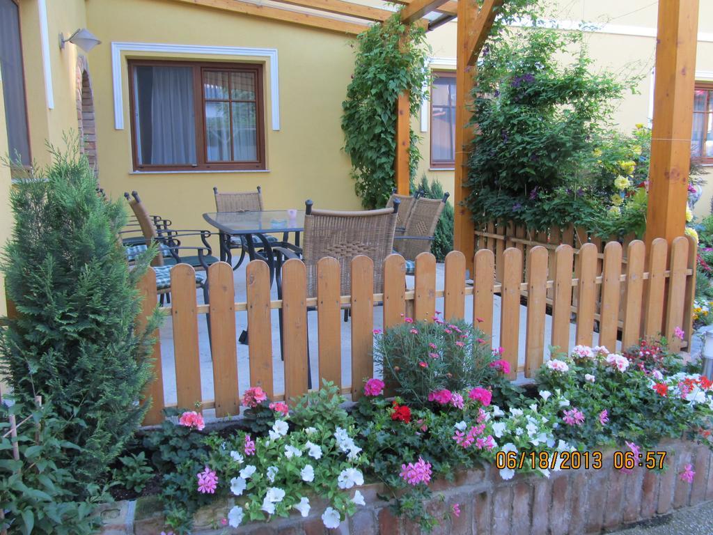 Haus Resi Διαμέρισμα Staatz Εξωτερικό φωτογραφία
